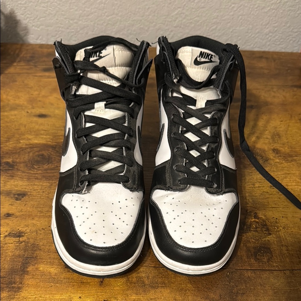 Nike Men's Black and White Sneakers size 8